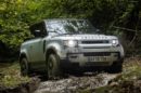 Land Rover Defender v lese